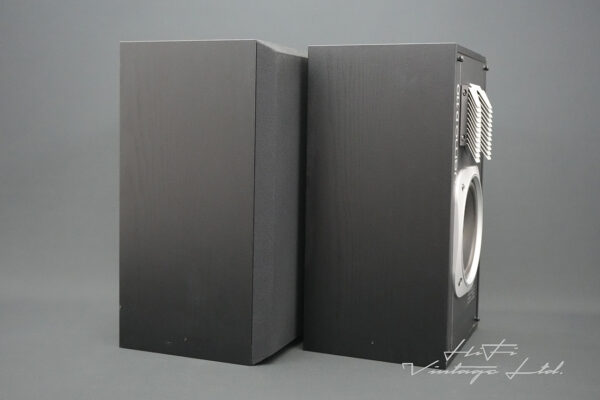 Jamo D110 Bookshelf Speakers.