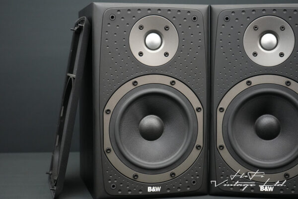 B&W DM303 bookshelf speakers