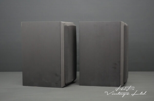 B&W DM303 bookshelf speakers