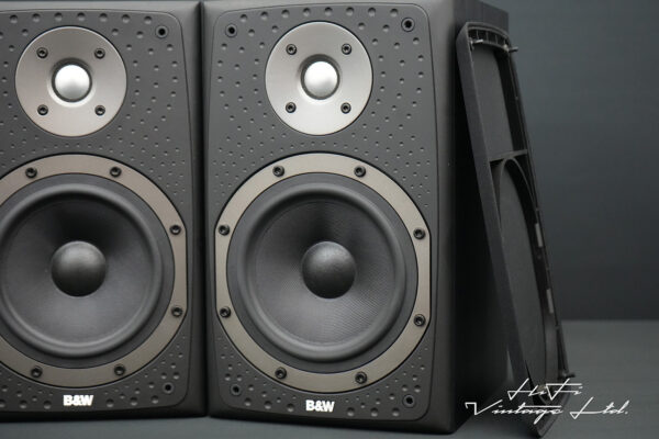 B&W DM303 bookshelf speakers