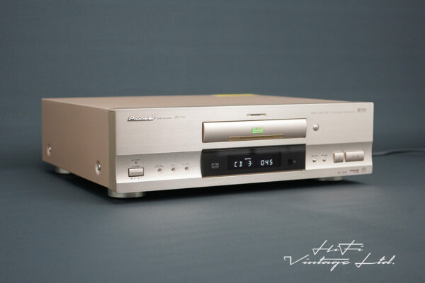 Pioneer DV-717 DVD/CD Player. Gold.