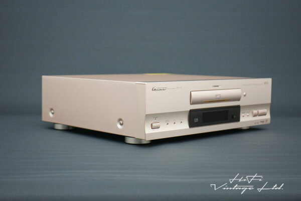 Pioneer DV-717 DVD/CD Player. Gold.