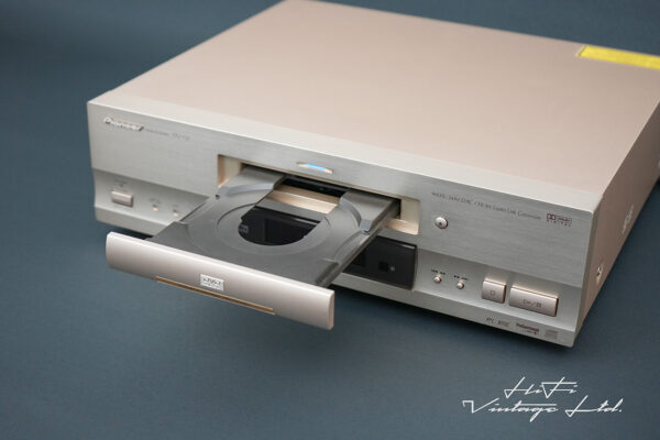 Pioneer DV-717 DVD/CD Player. Gold.