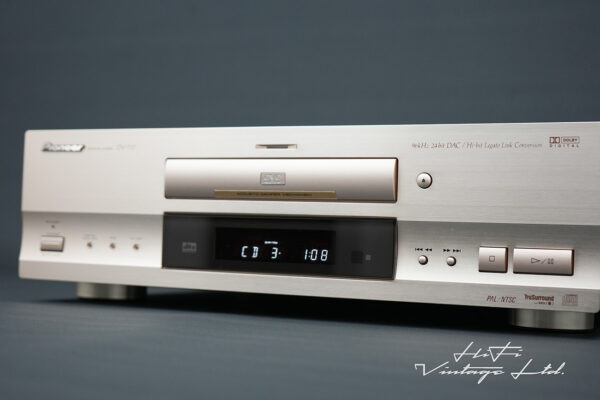 Pioneer DV-717 DVD/CD Player. Gold.